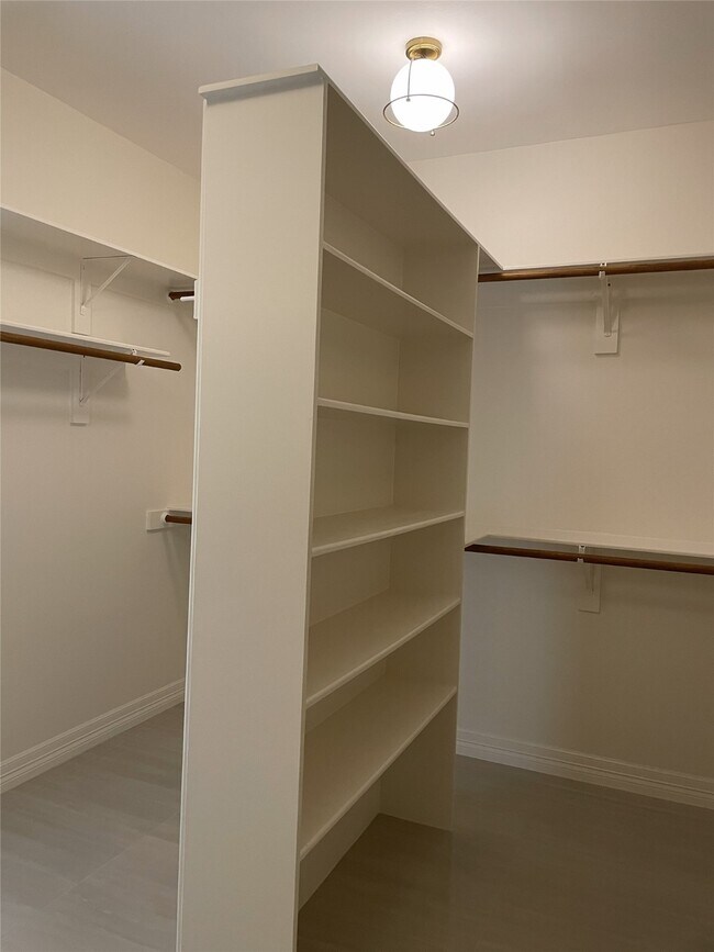 Building Photo - 5622 Lake Pl Dr