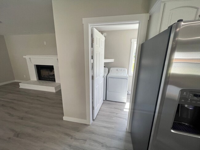 Building Photo - Remodeled 3 bedroom/2 bathroom home with d...