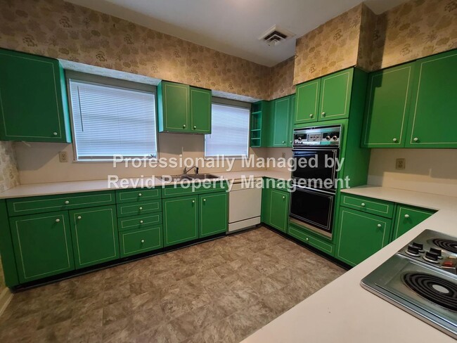 Building Photo - HUGE home in East Buntyn near U of M