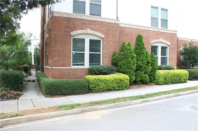 Building Photo - 901 Abernathy Rd NE