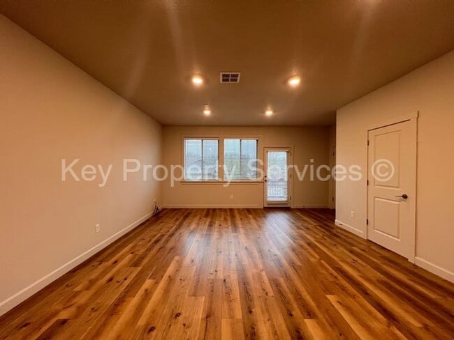 Building Photo - Woodland Townhome with Huge Tandem Garage