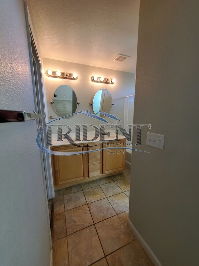 Building Photo - 3 bedroom bath near schools and parks