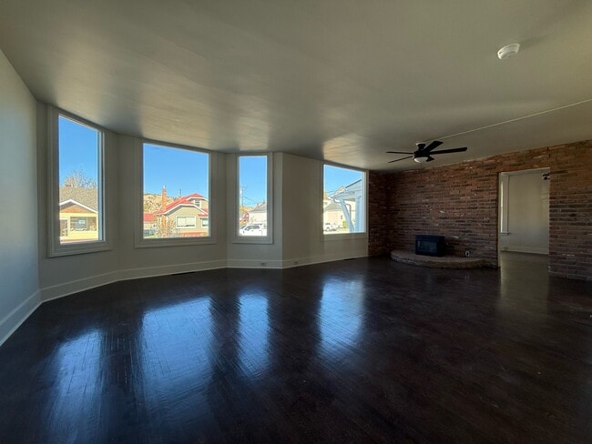 Building Photo - 215 W 5th St