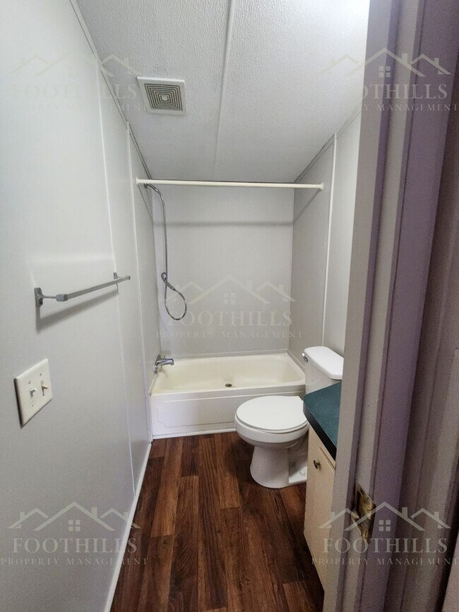 Building Photo - 924 Lebanon Rd