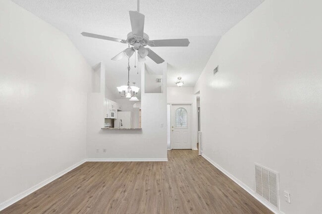 Building Photo - This 3/2 Beautiful Villa-Style Condo on Desirable Coverplace Community of Palm Harbor!