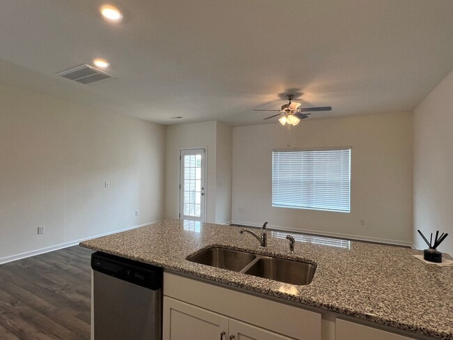 Building Photo - Beautiful Condo located in North Johnson City