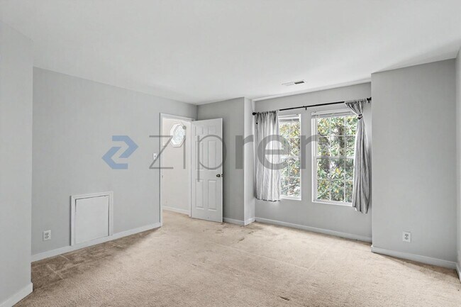 Building Photo - Unit