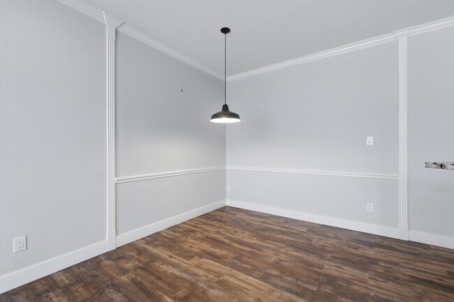Building Photo - Remodeled 3 Bed Townhome