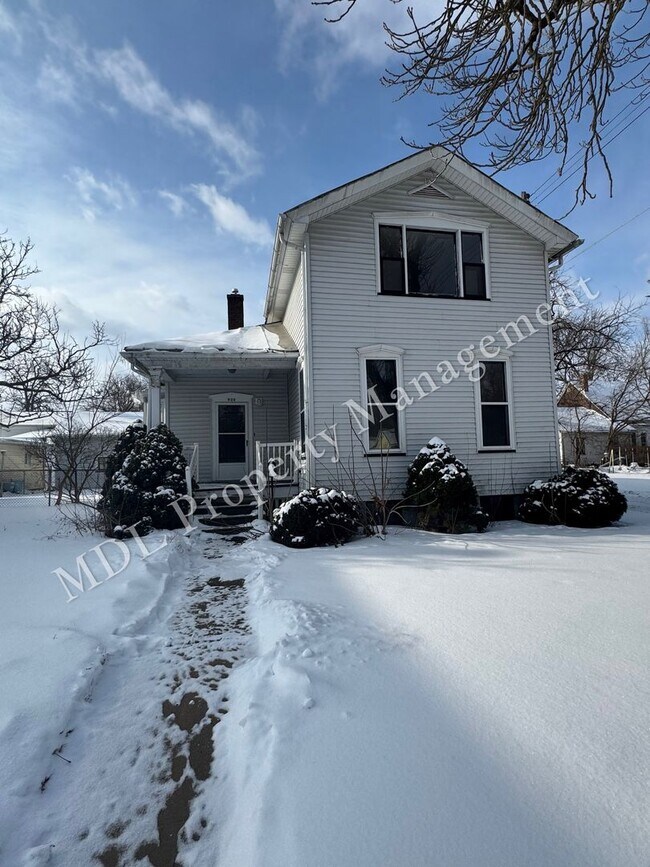 Building Photo - 909 Mackinaw St