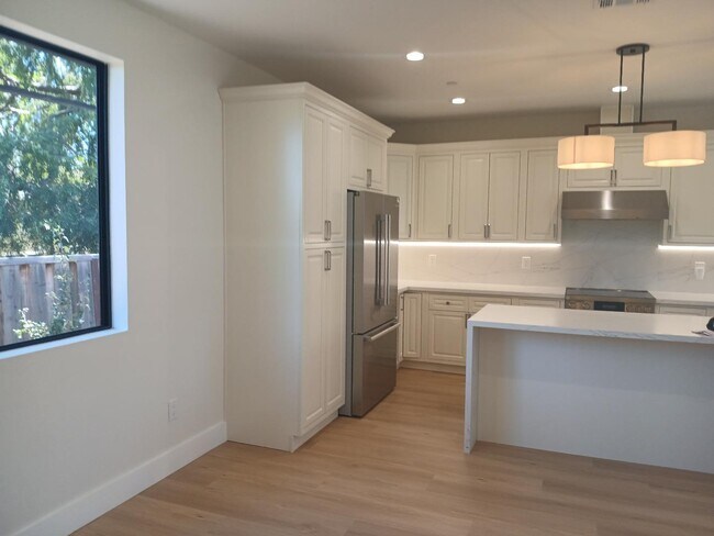 Building Photo - 523 Lancaster Way