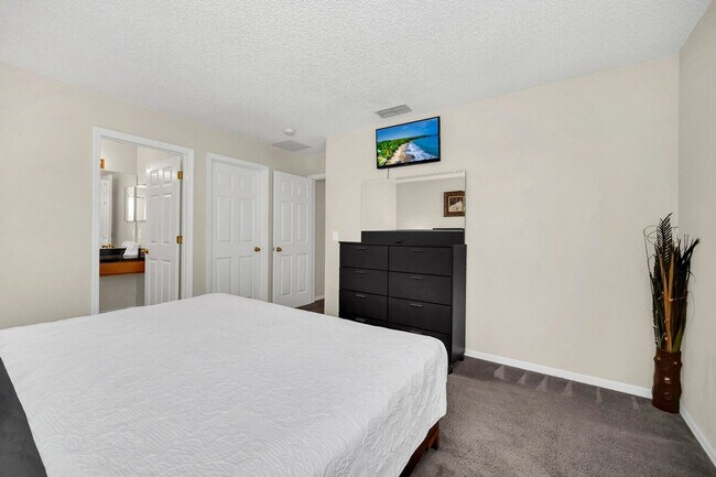 Building Photo - 8538 Sunrise Key Dr