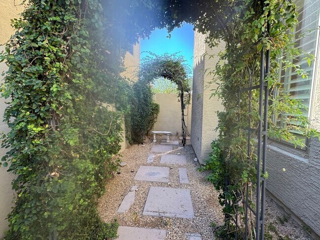 Building Photo - Resort-Style Phoenix Home with Pool, Outdo...