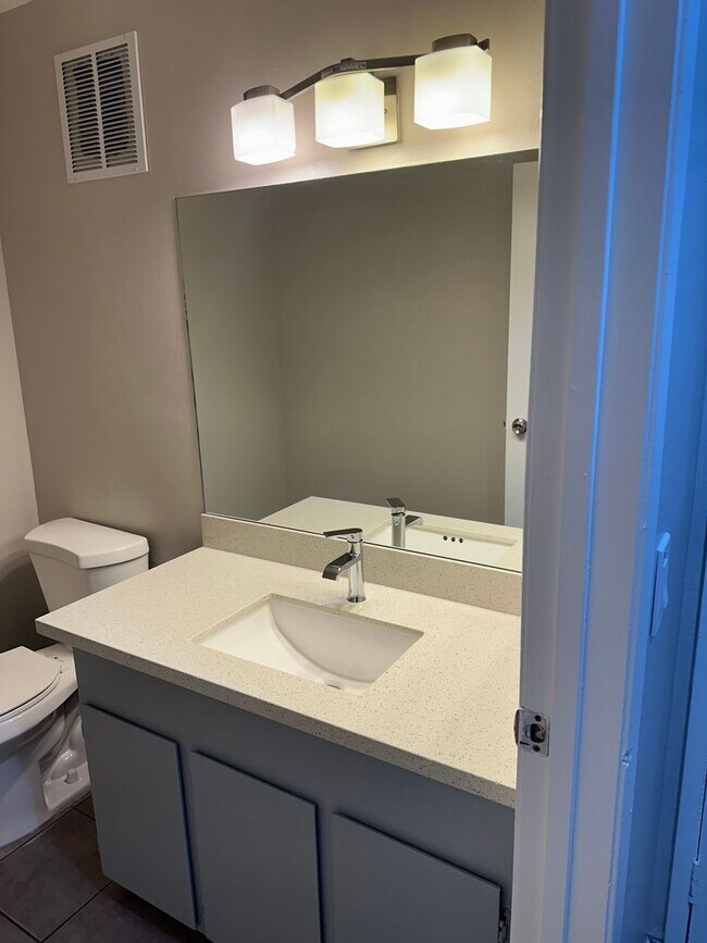 Building Photo - SE Desert Inn and Eastern!! Townhouse with 2 parking Spaces!! Recent Remodel!!