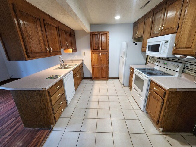 Building Photo - Nice 3BR, 1.5BTH half duplex near schools ...