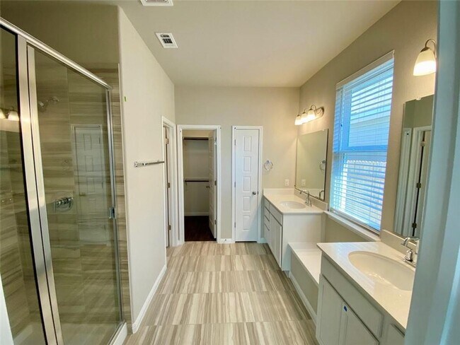 Building Photo - 237 Michaelis Dr