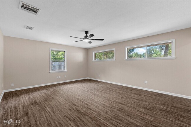 Building Photo - 822 E River Rd