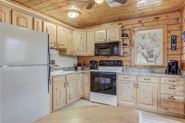 Building Photo - Adorable 2 bed / 1 bath Log Cabin
