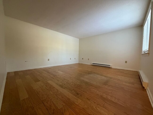 Building Photo - 9-11 Oakview Dr