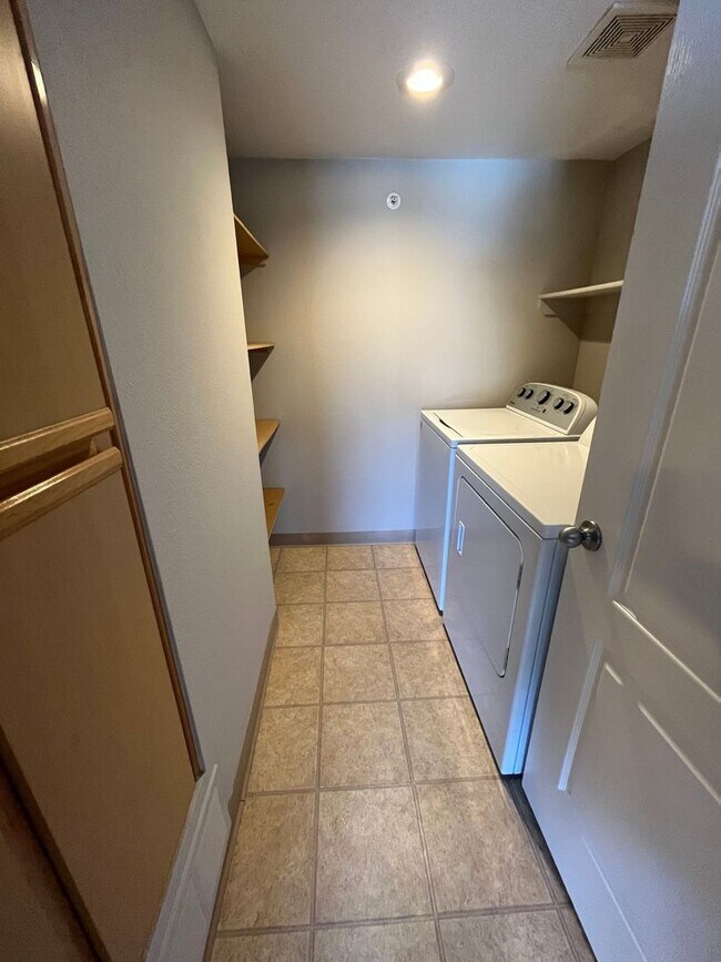 Building Photo - Large, Downstairs 2x2 Condo at Silver Cree...