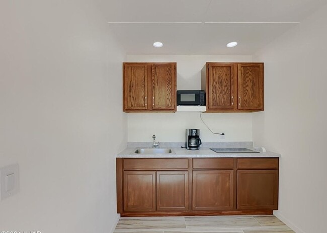 Building Photo - 2 bedroom Main house Attached Casita
