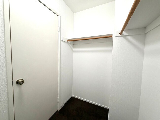 Building Photo - Move in special! Move in by 3/1 and get $300 off your first months rent! - Move-In Ready 3 bedroo...