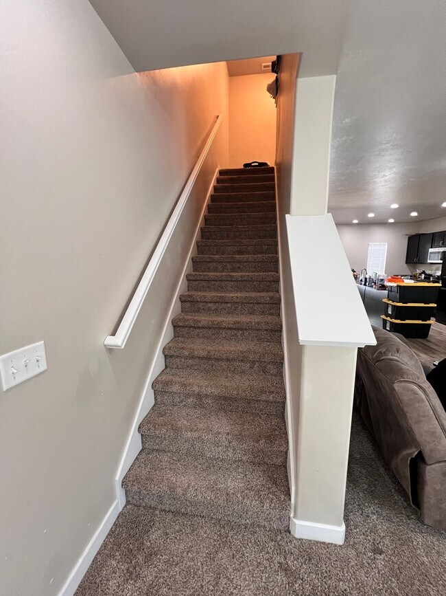 Building Photo - Beautiful Townhome in Bluffdale