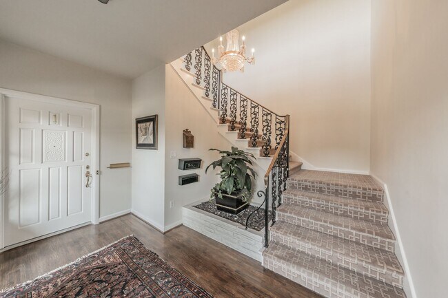 Building Photo - 2-bedroom, 2-bath condo located in the highly desirable Ridglea North neighborhood.