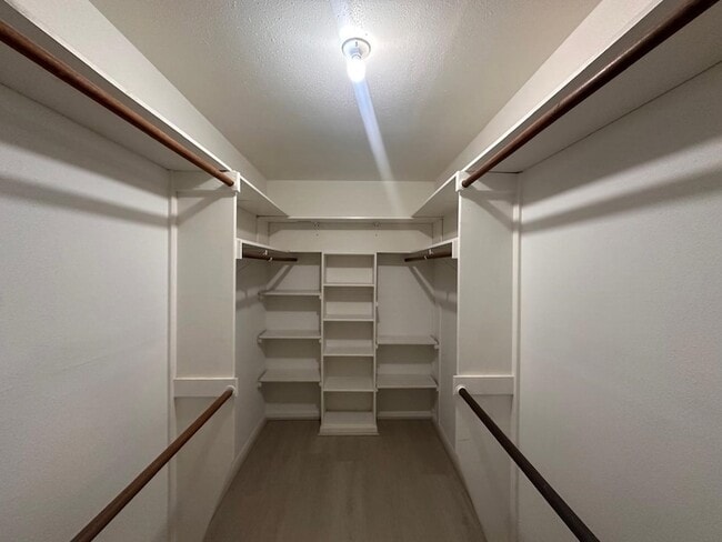 Building Photo - 219 Kings Ct