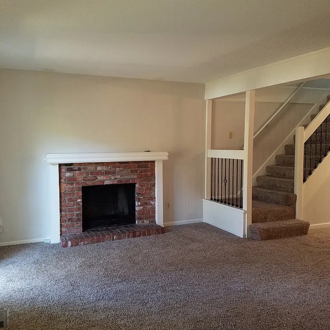 Building Photo - Charming home for your family!