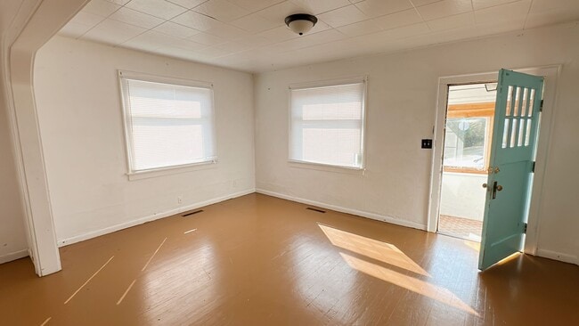 Building Photo - 4 bdrm/1 bath house with garage + large ya...