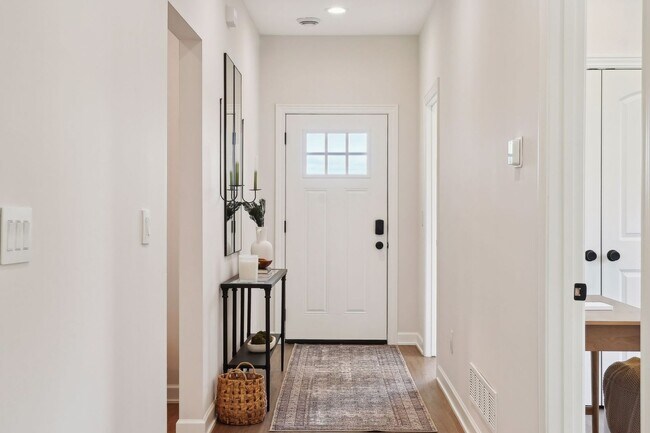 Building Photo - 3 Bedroom Twin Home With Extras