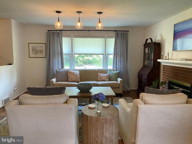 Building Photo - Show stopper