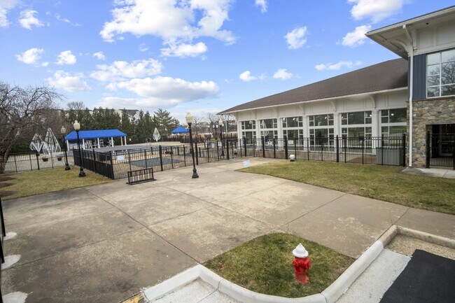Building Photo - Comfortable, convenient, and well located Ashburn condo.