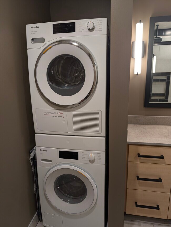 Building Photo - 726 NW 11th Ave