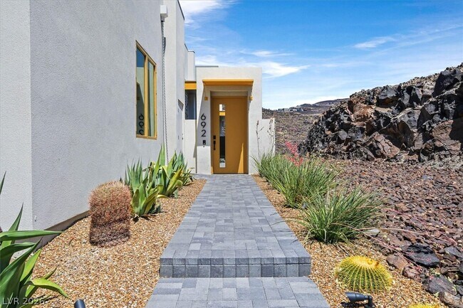 Building Photo - 692 Scenic Cliff Dr