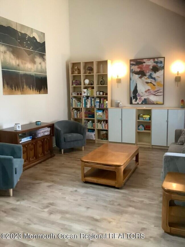 Building Photo - 13 Lawrence Dr