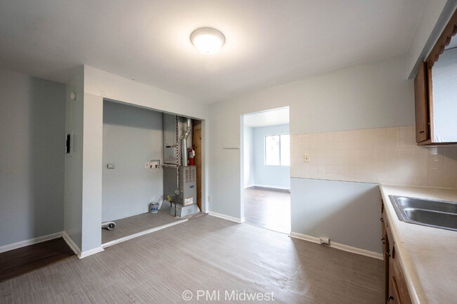 Building Photo - "Charming 2-Bed Duplex Gem on North Leland...