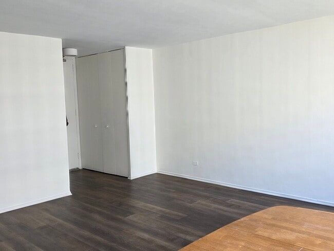 Building Photo - 1450 E 55th Pl