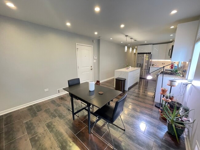 Building Photo - 3230 N Elston Ave