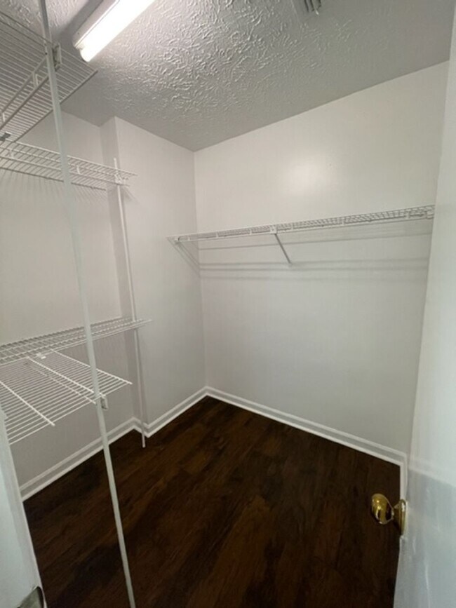 Building Photo - 1604 Queen Elizabeth Ct