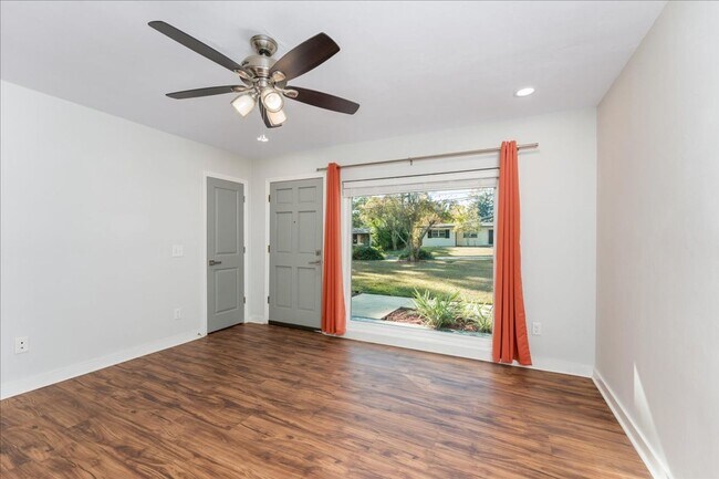 Building Photo - 3 Bed / 2 Bath in Levy Park