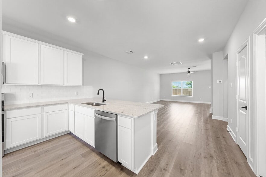 Building Photo - 240 Live Oak Ln