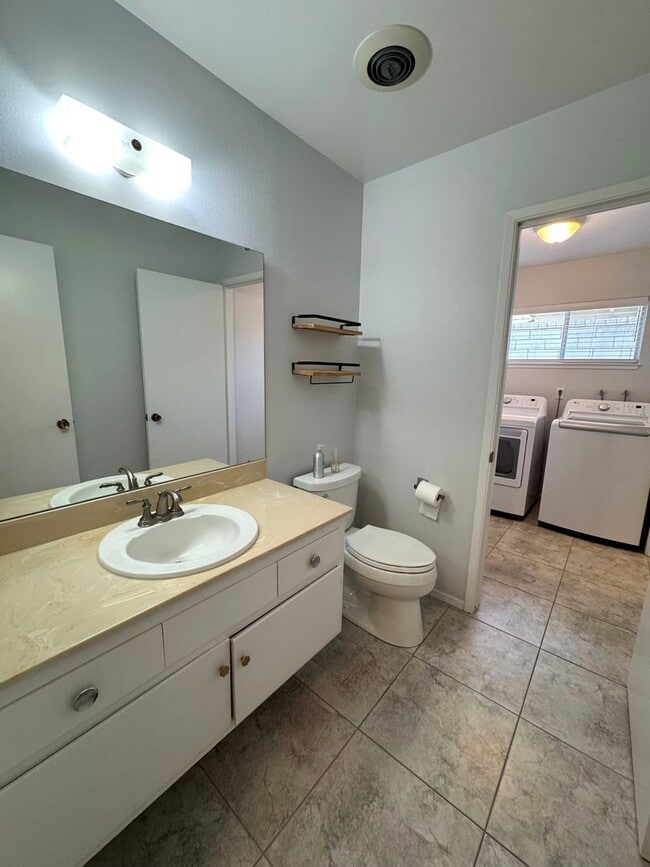 Building Photo - Spacious East Ventura 4 Bedroom Home – Sin...