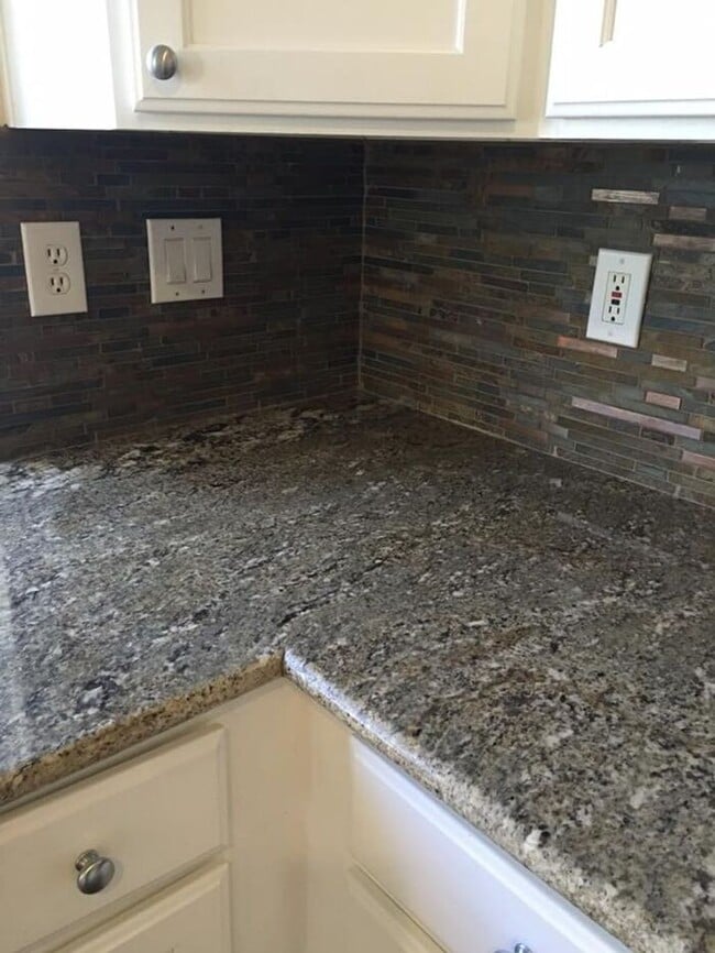 Building Photo - 3-bedroom remodeled in East Mesa
