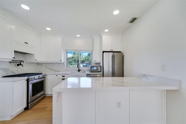 Building Photo - 2 NE 108th St