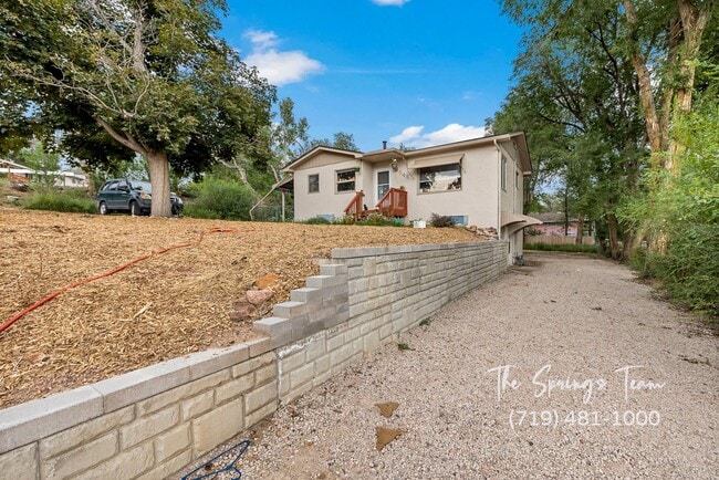 Building Photo - CHARMING WESTSIDE 2BD DUPLEX - NO RENT TILL JANUARY!! - Security Deposit Waiver Available