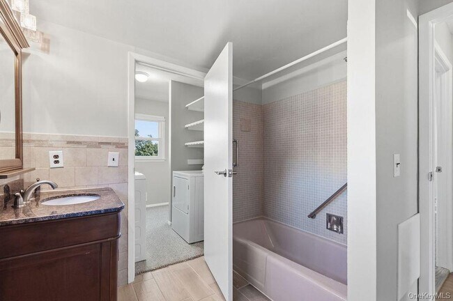 Building Photo - 16 D Essex Pl