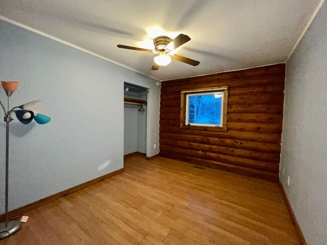 Building Photo - 4-bedroom home in North Pole / On city water