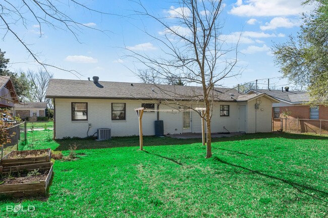 Building Photo - 1419 Teekell St