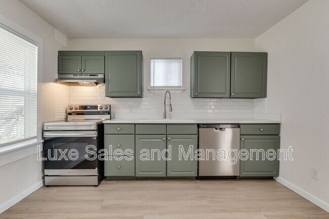 Building Photo - 905 E Rogers St